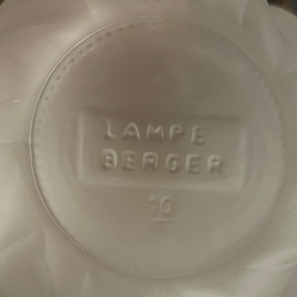 Lampeberger Paris White Frosted Swirl Oil Lamp - Picture 5 of 5